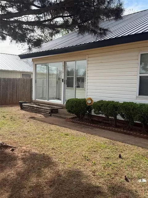 Exterior - 916 E A St, Altus, OK 73521 photo 3 of 4