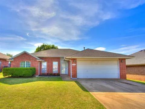 813 N Morgan Dr, Moore, OK 73160