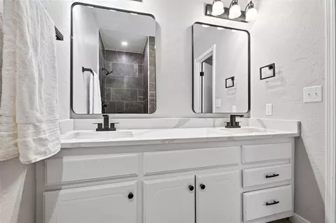Bath - 605 Cinnamon Dr, Edmond, OK 73003 photo 1 of 5