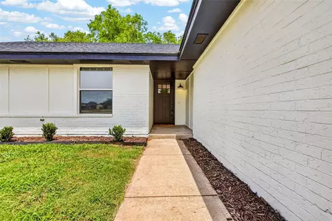 Exterior - 605 Cinnamon Dr, Edmond, OK 73003 photo 3 of 5