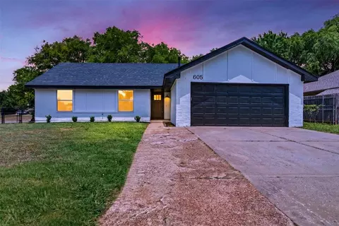 Exterior - 605 Cinnamon Dr, Edmond, OK 73003 photo 2 of 5