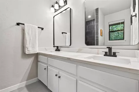 Bath - 605 Cinnamon Dr, Edmond, OK 73003 photo 3 of 5