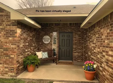 608 NW 21st St, Moore, OK 73160