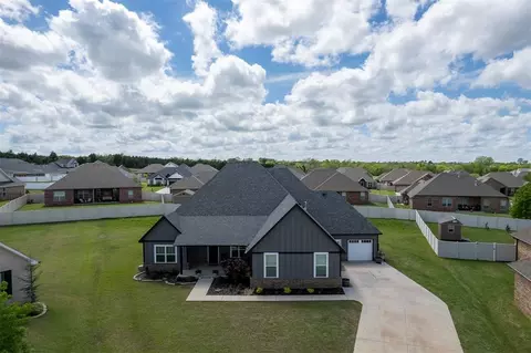 2704 Woodlawn Ct, Shawnee, OK 74804
