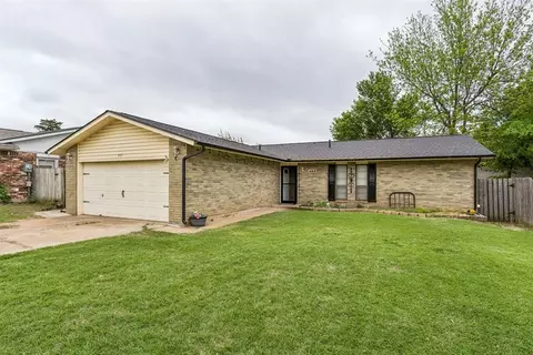 402 Oak Creek Dr, Yukon, OK 73099