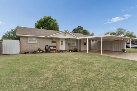 804 NW 8th St, Moore, OK 73160