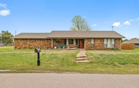 824 N Madison Ave, Blanchard, OK 73010