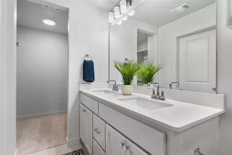 Bath - 16001 Switchgrass Pl, Moore, OK 73170 photo 4 of 4