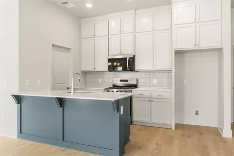 Kitchen - 16001 Switchgrass Pl, Moore, OK 73170 photo 1 of 2