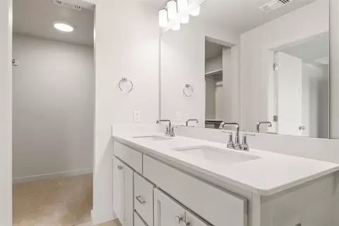 Bath - 16001 Switchgrass Pl, Moore, OK 73170 photo 2 of 4