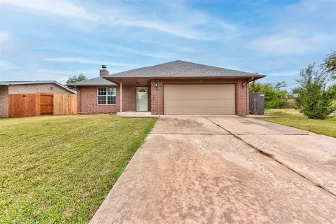 1528 Tudor Dr, Moore, OK 73160