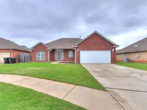 1005 NE 32nd St, Moore, OK 73160