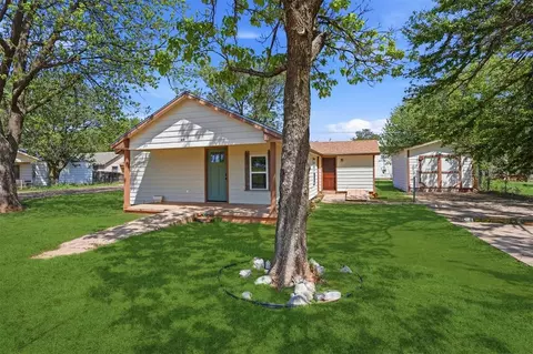 819 W 9th St, Elk City, OK 73644