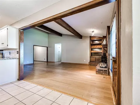 Living - 809 Lakeside Cir, Edmond, OK 73012 photo 2 of 5