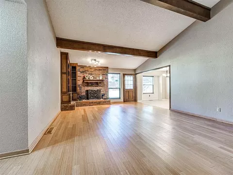 Living - 809 Lakeside Cir, Edmond, OK 73012 photo 3 of 5