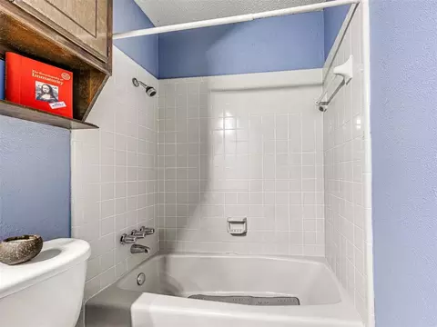 Bath - 809 Lakeside Cir, Edmond, OK 73012 photo 5 of 6
