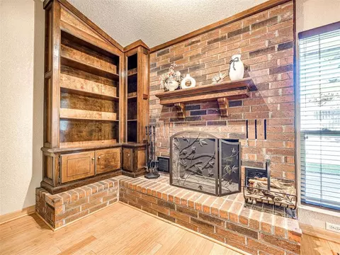 Living - 809 Lakeside Cir, Edmond, OK 73012 photo 5 of 5