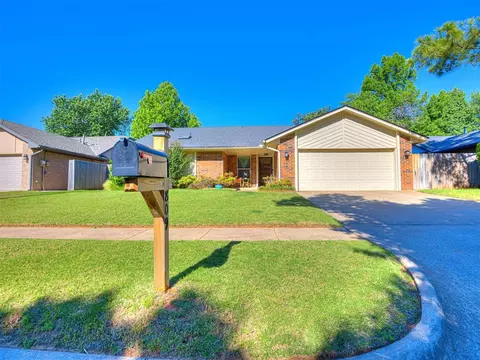 Exterior - 809 Lakeside Cir, Edmond, OK 73012 photo 3 of 8