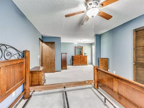 Bedroom - 809 Lakeside Cir, Edmond, OK 73012 photo 4 of 11