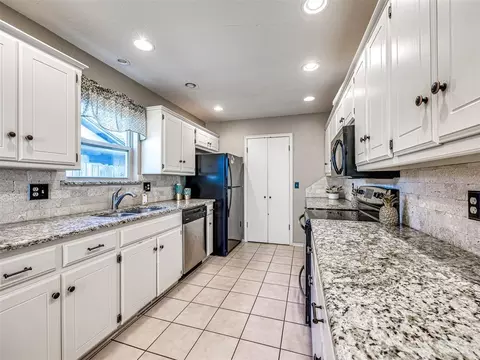Kitchen - 809 Lakeside Cir, Edmond, OK 73012 photo 3 of 5