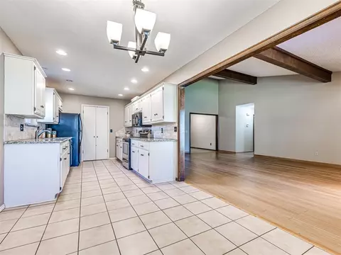 Kitchen - 809 Lakeside Cir, Edmond, OK 73012 photo 1 of 5