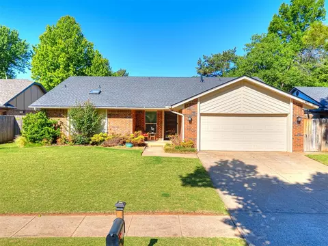 Exterior - 809 Lakeside Cir, Edmond, OK 73012 photo 2 of 8