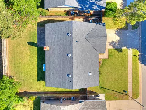 View/Area - 809 Lakeside Cir, Edmond, OK 73012 photo 3 of 4