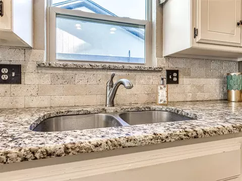 Kitchen - 809 Lakeside Cir, Edmond, OK 73012 photo 5 of 5