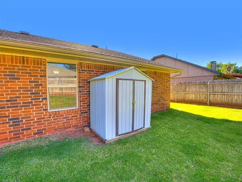 Exterior - 809 Lakeside Cir, Edmond, OK 73012 photo 6 of 8