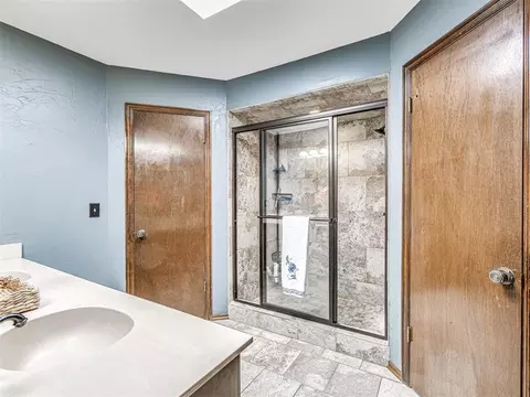Bath - 809 Lakeside Cir, Edmond, OK 73012 photo 1 of 6