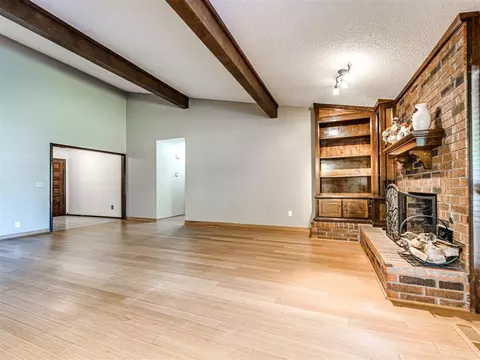 Living - 809 Lakeside Cir, Edmond, OK 73012 photo 4 of 5