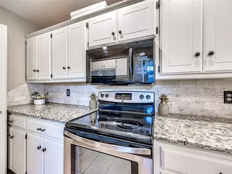 Kitchen - 809 Lakeside Cir, Edmond, OK 73012 photo 4 of 5