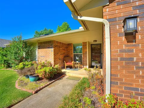 Exterior - 809 Lakeside Cir, Edmond, OK 73012 photo 5 of 8