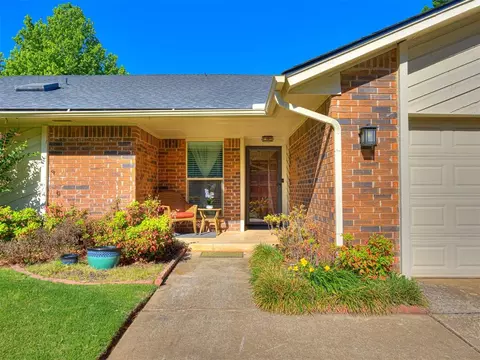Exterior - 809 Lakeside Cir, Edmond, OK 73012 photo 4 of 8