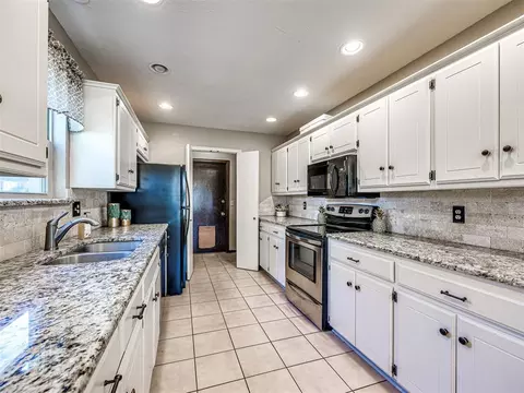 Kitchen - 809 Lakeside Cir, Edmond, OK 73012 photo 2 of 5
