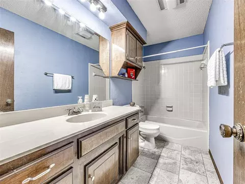 Bath - 809 Lakeside Cir, Edmond, OK 73012 photo 4 of 6