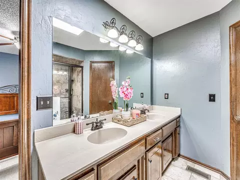Bath - 809 Lakeside Cir, Edmond, OK 73012 photo 2 of 6