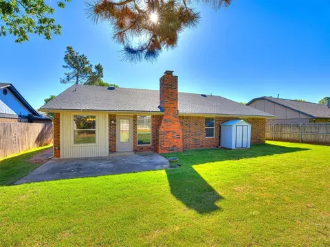 Exterior - 809 Lakeside Cir, Edmond, OK 73012 photo 7 of 8