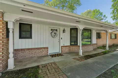 Exterior - 910 Mccall Dr, Norman, OK 73072 photo 3 of 6