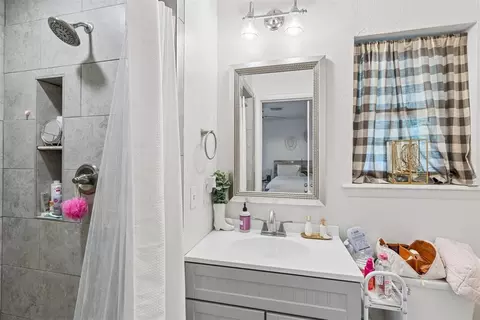 Bath - 910 Mccall Dr, Norman, OK 73072 photo 4 of 7