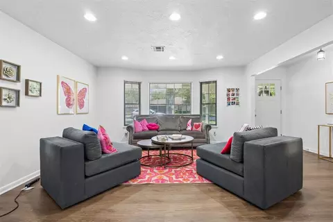 Living - 910 Mccall Dr, Norman, OK 73072 photo 1 of 4