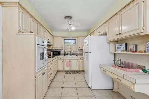 Kitchen - 910 Mccall Dr, Norman, OK 73072 photo 1 of 3