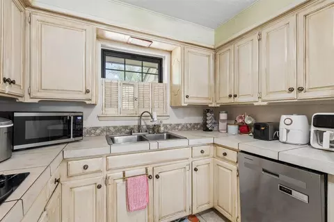 Kitchen - 910 Mccall Dr, Norman, OK 73072 photo 3 of 3
