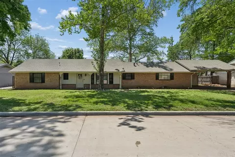 Exterior - 910 Mccall Dr, Norman, OK 73072 photo 2 of 6