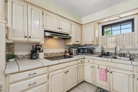 Kitchen - 910 Mccall Dr, Norman, OK 73072 photo 2 of 3