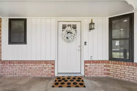 Exterior - 910 Mccall Dr, Norman, OK 73072 photo 4 of 6