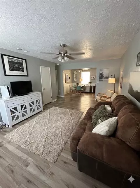 Living - 1017 Coe St, Altus, OK 73521 photo 1 of 2