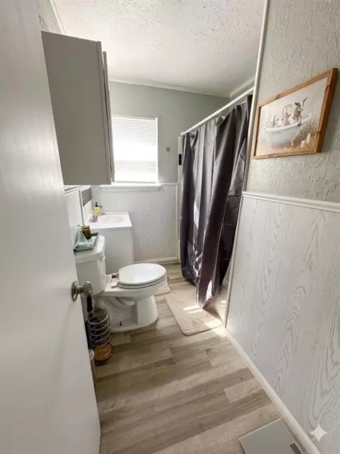 Bath - 1017 Coe St, Altus, OK 73521 photo 1 of 1