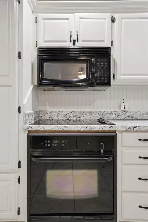Kitchen - 319 Cameron Dr, Altus, OK 73521 photo 4 of 6