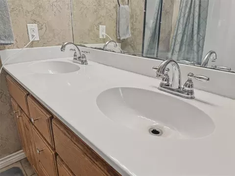 Bath - 319 Cameron Dr, Altus, OK 73521 photo 2 of 4